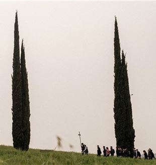 The Way of the cross at the GS' Triduo (Photo: Denis Billi/Fraternità CL)